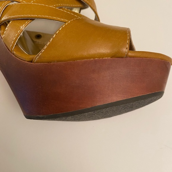 EUC! Guess brand. If you need a heel in the yellow family, this is it. - Picture 4 of 10